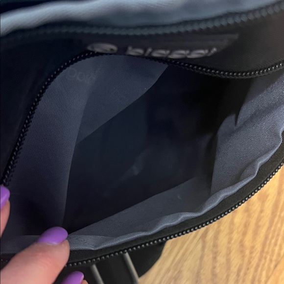 Biaggi On the Go Hobo and Zip Safe travel bag - Picture 10 of 11